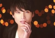友常勇気/横型・バストアップ・衣装黒・白・左手顎・歯見せ・背景黒/「友常勇気ファン感謝イベント -THE 1st- ～鉄と友常は熱いうちに打て!!～」