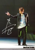 高岩成二/ライブフォト・全身・衣装黒白・右手指差し・目線左・サングラス・印刷サイン入り・ロゴ「JAPAN ACTION ENTERPRISE」/公式生写真