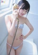 柊宇咲/膝上・水着花柄・右手シャワーヘッド・左手腰・体右向き・ロゴ「Skip」/DVD「放課後 柊宇咲 同好会」特典