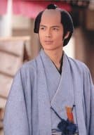 市川洋介/上半身・衣装和服・グレー・黒・体右向き・視線左上・2Lサイズ/「超忍者隊イナズマ!」公式生写真