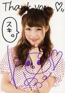 ☆Pimm’s/三方優加(YU-KA)/直筆サイン入り・上半身・衣装白・赤ドット柄・左手人差し指顎・右腕腹・頬にキスマーク・背景白/公式生写真
