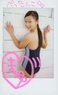 ☆臼坂まゆ/直筆サイン・メッセージ入り「ぺったんこ」・膝上・水着青・振り向き・両手壁・背景白/雑誌「Chu→Boh チューボー vol.42」イベント特典チェキ