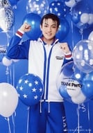 松村優(大石秀一郎)/膝上・ユニフォーム・両手グー・背景青・キャラクターショット/ミュージカル『テニスの王子様』TEAM Party SEIGAKU・ROKKAKU