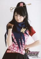 荒井レイラ(一条美雲)/膝上・右手グー・左手腰・キャラクターショット/舞台「逆転検事～逆転のテレポーテーション～」(再演)プレミアムシート特典ブロマイド
