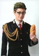 伊藤明賢(パイン)/上半身・衣装黒・左手食べ物・キャラクターショット/舞台「ACCA13区監察課」ソロブロマイド