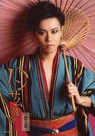 寺山武志/上半身・衣装青・右手上げ・左手番傘・背景ピンク/舞台「ハンサム落語 第九幕」ランダムブロマイド