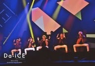 Da-iCE/集合(5人)/ライブフォト・横型・全身・衣装黒・オレンジ・両手足曲げ・ライト黄・「2017.1.17(Tue) 6th Birthday Nipponbudokan」/「Da-iCE HALL TOUR 2016 PHASE 5 FINAL in 日本武道館」フォトチョイス