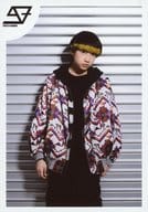 SUPER★DRAGON/柴崎楽/膝上・衣装黒・赤・帽子・両手下・顔右向き・シャッター前/「5th ONEMAN LIVE TOUR『MYSTIC BOOK』」生写真セット～第4.5弾～