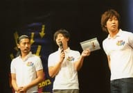 パンサー/集合(3人)/ライブフォト・横型・上半身・衣装白・センター向井右手マイク・左手ファイル・背景黒/ナマーシャ