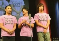 パンサー/集合(3人)/ライブフォト・横型・膝上・衣装ピンク・マイク・センター向井両手重ね・顔左向き/ナマーシャ