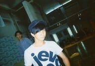 パンサー/向井慧/横型・上半身・衣装白黒・帽子・右向き・口閉じ・両手下・斜め/ナマーシャ