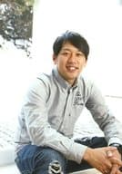 ライセンス/井本貴史/膝上・座り・右向き・衣装グレー・ズボンデニム・青/生写真