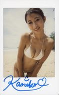 ☆松村加南子/直筆サイン入り・膝上・水着白・両手下・砂浜/DVD「恋の処方箋」特典生チェキ