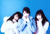 渋谷凪咲・吉田朱里・梅山恋和/横型・上半身・衣装白・水色・背景青/「NMB48 2018-2019CALENDAR for GIRLS」封入特典生写真