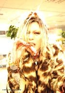 PENICILLIN/HAKUEI/バストアップ・衣装黒茶・右手口元・歯見せ・目線右/公式生写真