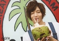染谷俊之/横型・バストアップ・衣装白・オーバーオール・両手ヤシの実・ストロー咥え・目閉じ/公式生写真