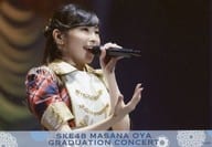 大矢真那/ライブフォト・横型・バストアップ・衣装白赤・チェック・右手パー・左手マイク・目線右/DVD・Blu-ray「SKE48 大矢真那卒業コンサート in 日本ガイシホール～みんなみんなありがとう!～/第1回 SKE48 ユニット対抗戦」特典 大矢真那卒業コンサートステージショット生写真