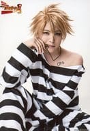 堂本翔平(ジャン・カルロ)/膝上・座り・衣装白・黒・右手頬・キャラクターショット/舞台「THE STAGE ラッキードッグ1 first luck」ランダムブロマイド