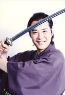ライセンス/藤原一裕/上半身・衣装和装・袴・紫・黒・両手刀持ち・腕左方向/公式生写真