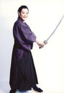 ライセンス/藤原一裕/全身・右向き・衣装和装・袴・紫・黒・両手刀持ち/公式生写真