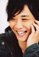 ライセンス/藤原一裕/バストアップ・衣装黒・視線左下・左手頬/公式生写真