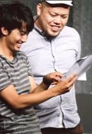 吉本興業/綾部祐二・川島邦裕/膝上・右向き・衣装グレー・白・ボーダー柄・綾部右手紙持ち/公式生写真