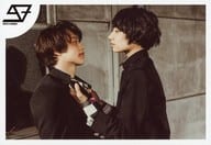 SUPER★DRAGON/志村玲於・柴崎楽/横型・上半身・衣装黒・学ラン・柴崎両手胸元掴み・口閉じ/「6th ONEMAN LIVE TOUR『HAZARDSCHOOL 0』」スーパー生写真セット～HAZARDMATE～