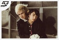 SUPER★DRAGON/ジャン海渡・柴崎楽/横型・バストアップ・衣装黒・白・学ラン・抱きつき・口閉じ/「6th ONEMAN LIVE TOUR『HAZARDSCHOOL 0』」スーパー生写真セット～HAZARDMATE～