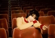 PASSPO☆/藤本有紀美/横型・バストアップ・衣装オレンジ赤・右手曲げ・顔乗せ・客席・CD「Cinema Trip」/公式生写真