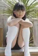 片瀬桃/全身・座り・衣装白黒・体操着・両手交差・右手顎/DVD「はじめてのももえたん!」特典生写真