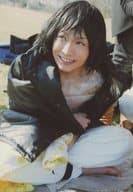 ゴールデンボンバー/鬼龍院翔/全身・座り・あぐら・前かがみ・衣装黒白・両手交差・目線左/公式生写真