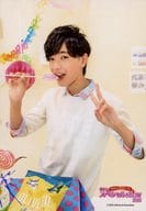 関西ジャニーズJr./高橋恭平/上半身・衣装白・水色ピンク・右手キャンディ口元・左手ピース・体左向き/「春休みスペシャルShow 2016」オリジナルフォト