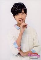 関西ジャニーズJr./高橋恭平/上半身・衣装白・水色ピンク・右手人差し指口元・左手右腕・体正面・背景白/「春休みスペシャルShow 2016」オリジナルフォト