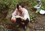 松本岳(香取啓介)/横型・全身・衣装ピンク・しゃがみ・目線右・野外/映画「岡野教授の千年花草譚」完成披露イベント ブロマイドB