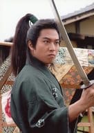 伊藤友樹/上半身・衣装黒・和服・右手刀・目線右・口閉じ・2Lサイズ/「超忍者隊イナズマ!」公式生写真