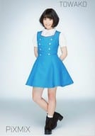 PiXMiX/TOWAKO/全身・衣装青・白・両手後ろ・右膝曲げ・背景水色/ライブ会場限定販売生写真 第2弾 衣装Ver.