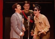 集合(3人)/ライブフォト・横型・膝上・衣装黒・カーキ・ベージュ・サングラス・畑中と早乙女口開け・寺山口閉じ・マイク/DVD「ヒストリーズ・ジャパン 2016ver.」特典