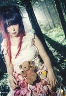 大森靖子/膝上・座り・衣装白ピンク・ぬいぐるみ・目線左・後ろに木/CD「MUTEKI」mu-moショップ特典生写真