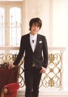 聖也(千石清純)/膝上・衣装黒白・右手椅子・左手ポケット・体正面・首傾げ/ミュージカル「テニスの王子様」2ndシーズン青学vs氷帝