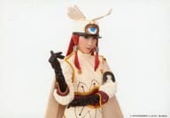 小原春香/横型・上半身・衣装白赤・右手上げ・左手右肘・顔右向き・キャラクターショット/舞台「LIVE ACT『BLAZBLUE』～CONTINUUM SHIFT～」