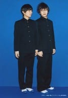 伊藤節生(影山茂夫)・松本岳(影山律)/全身・制服黒・両手下・背景青・キャラクターショット/舞台「モブサイコ100～裏対裏～」トレーディングブロマイド
