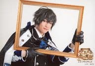松村優(レイ=ブラックウェル)/横型・バストアップ・両手額縁・キャラクターショット/舞台「イケメン革命◇アリスと恋の魔法 THE STAGE Episode 黒のキング レイ=ブラックウェル」キャストブロマイドA