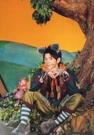 月岡弘一(ロベルト)/全身・座り・衣装緑・オレンジ・両手組み・顔左向き・背景オレンジ/Team Happy/ミュージカル「ちっちゃな英雄(ヒーロー)」 ブロマイド