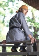 月岡弘一(丸福)/全身・後ろ向き・キャラクターショット・衣装グレー・オレンジのバンダナ・手すりの上座り/「最遊記歌劇伝 -異聞-」桃源郷ブロマイド