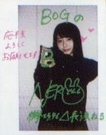 ☆長濱ねる/直筆サイン、メッセージ入り「BOGのB 応援よろしくお願いします」・上半身・衣装黒・両手で「B」・背景白/雑誌「BIG ONE GIRLS NO.035」プレゼント当選品 サイン入りポラ