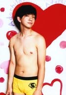 パンサー/向井慧/膝上・衣装黄・上半身裸・両手下・体斜め左向き・顔右向き/ナマーシャ