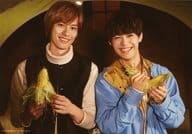 DearDream＆KUROFUNE/溝口琢矢・戸谷公人/横型・上半身・衣装黒・白・青・黄・両手とうもろこし・背景黒・黄/ドリフェス! Presents FINAL STAGE at NIPPON BUDOKAN 「ALL FOR TOMORROW!!!!!!!」ブロマイド