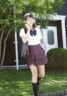 星七虹心/全身・衣装白・赤・チェック柄・制服・右手首元・左膝曲げ・野外/雑誌「Moecco(モエッコ) Vol.76」特典生写真