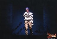 馬庭良介(バクシー・クリステンセン)/ライブフォト・横型・全身・囚人服・右手上げ・キャラクターショット/舞台「THE STAGE ラッキードッグ1 first luck」ゲネプロ写真
