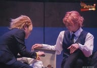 堂本翔平(ジャン・カルロ)・山内圭輔(ルキーノ・グレゴレッディ)/ライブフォト・横型・上半身・衣装黒・白・スーツ・座り・トランク・キャラクターショット/舞台「THE STAGE ラッキードッグ1 first luck」ゲネプロ写真